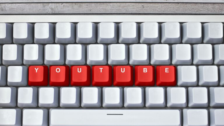 YouTube nézettség növelés Komáromi Barnabással